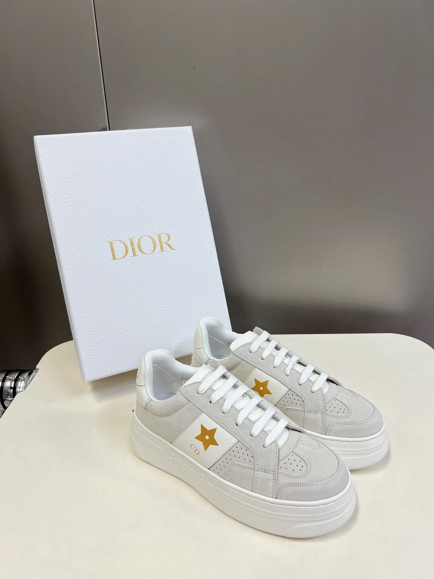 👟👟Ex-factory price 640👟👟 Dior's new platform shoes thick-soled casual shoes. Purchased and developed from Taikoo Hui RMB 16,400. These Dior Star sneakers continue the timeless silhouette and are carefully made of cow leather, so they are particularly comfortable on the feet. They are decorated with tonal suede panels and metal stars to decorate the lace eyelets to enhance the style. The lightweight style is matched with the "Christian Dior" logo thin sole, suitable for all seasons, and can be matched with all kinds of casual looks to add a finishing touch. Classic and super durable. The upper is stitched with cowhide. The original IP outsole height is 4CM. Size: 35-41. A full set of counter synchronized gift boxes 💝 packaging